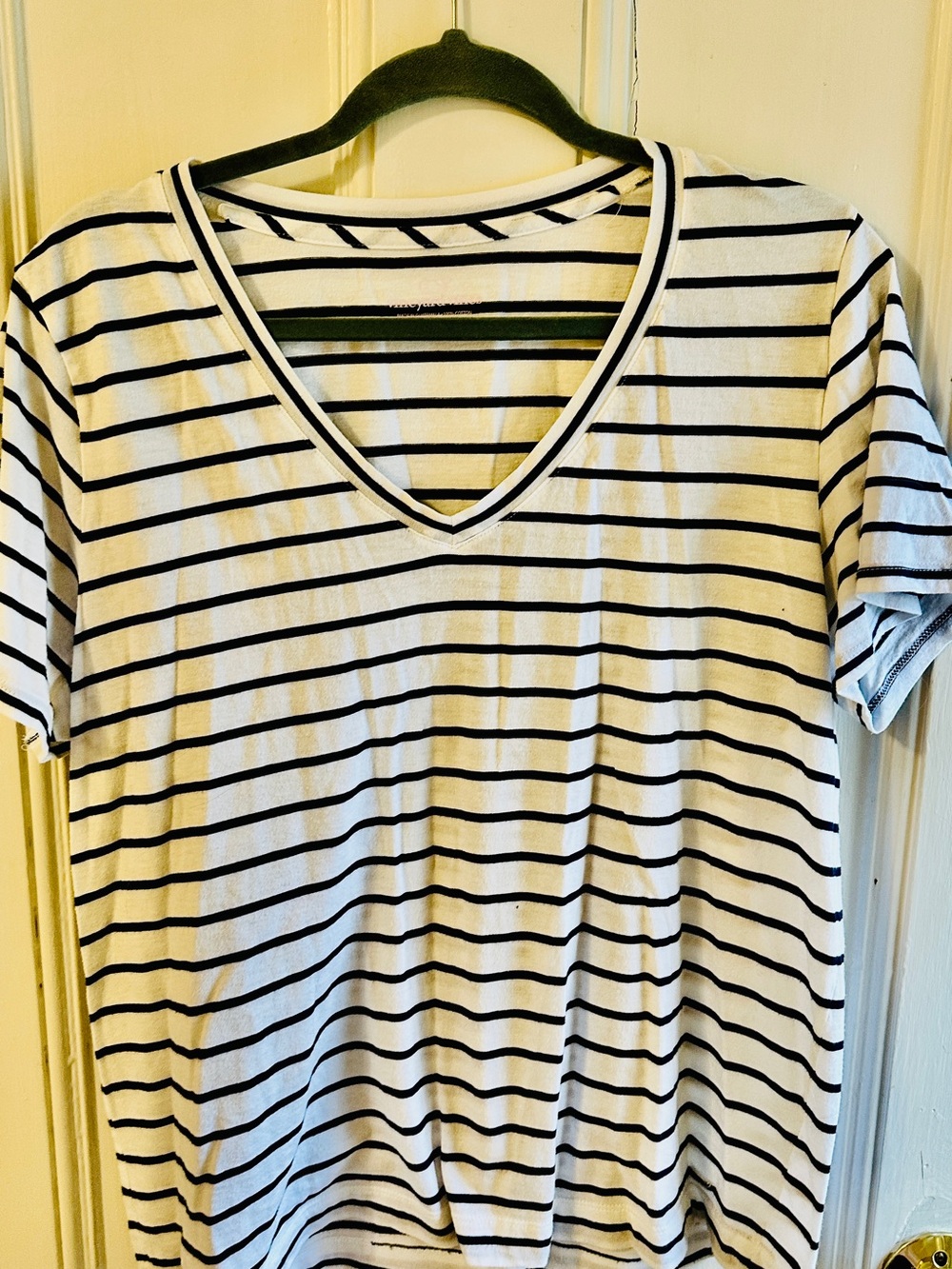 Vineyard Vines White V-Neck Tee with Black Stripes Size L